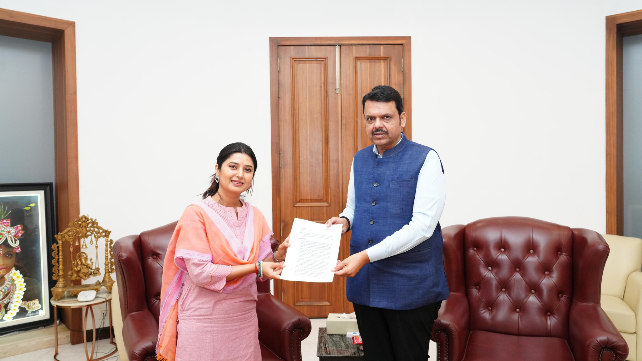 Actress Prajakta Mali met Devendra Fadnavis